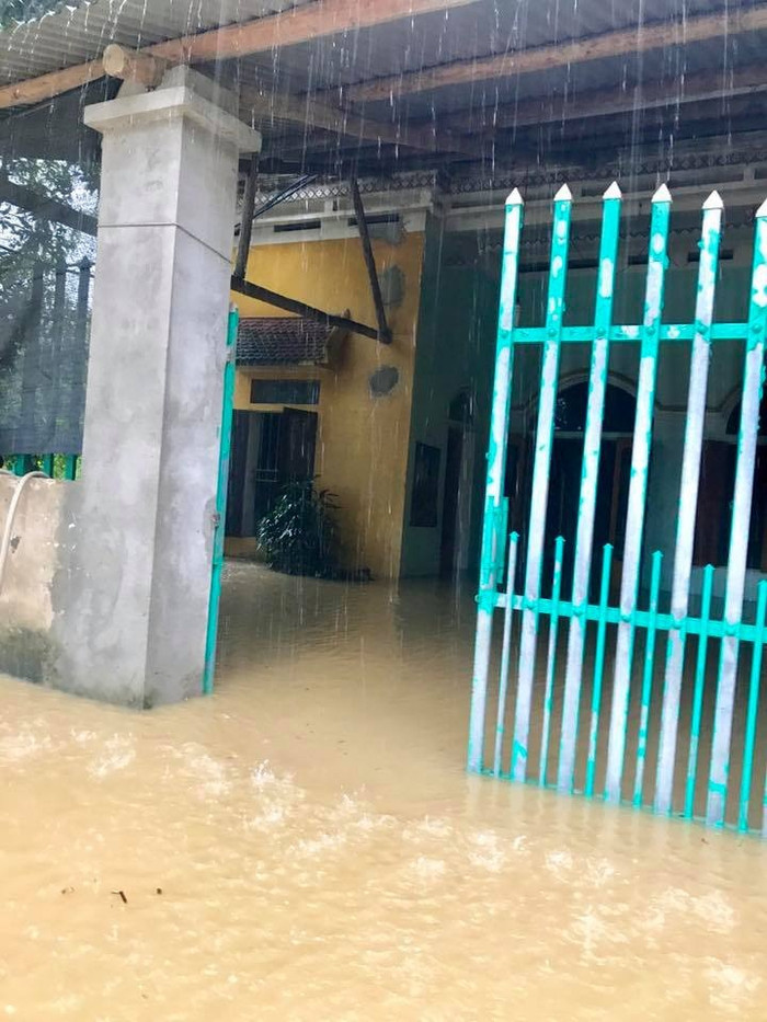 Một số nhà dân trong địa phận thôn Tân Kỳ nước tràn ngập quá nửa trong sân. (Nguồn ảnh: Khuất Trung)