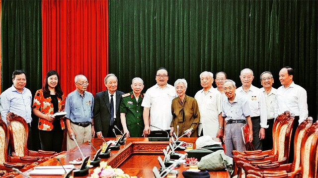 Lãnh đạo Thành phố Hà Nội gặp mặt Ban liên lạc các chiến sĩ Việt Minh thành Hoàng Diệu. Ảnh: THANH HẢI Lãnh đạo Thành phố Hà Nội gặp mặt Ban liên lạc các chiến sĩ Việt Minh thành Hoàng Diệu. Ảnh: THANH HẢI