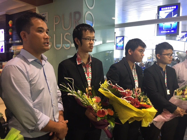 Phó Giáo sư Phạm Bảo Sơn, Trưởng đoàn Việt Nam tham dự Olympic Tin học quốc tế 2017 phát biểu về kết quả thi năm nay. Phó Giáo sư Phạm Bảo Sơn, Trưởng đoàn Việt Nam tham dự Olympic Tin học quốc tế 2017 phát biểu về kết quả thi năm nay.
