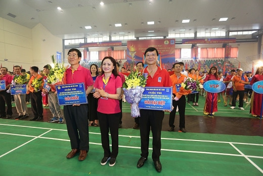 Chủ tịch Công đoàn Dầu khí Việt Nam Nghiêm Thùy Lan trao giải Đặc biệt và giải Nhất cuộc thi Tìm hiểu hoạt động công đoàn cho Công đoàn Tổng công ty Khí và Công đoàn Viện Dầu khí