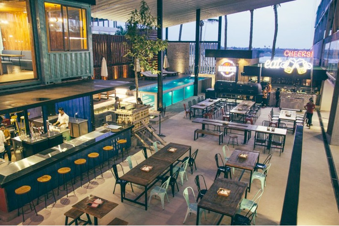 Bể bơi trong suốt ngay trong nhà hàng khiến du khách ngạc nhiên và thích thú Bể bơi trong suốt ngay trong nhà hàng khiến du khách ngạc nhiên và thích thú