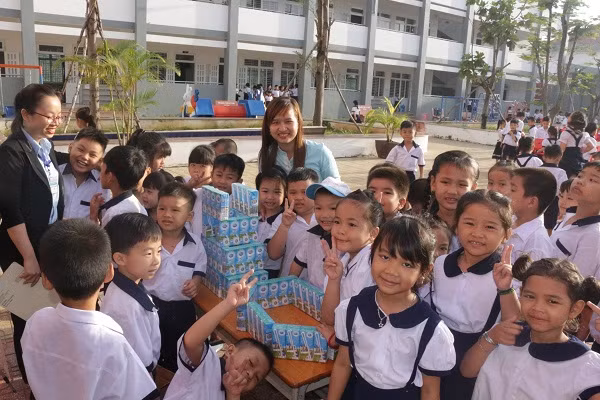 Các bé thích thú xếp nhà bằng sữa và tham gia giải đố có thưởng. Các bé thích thú xếp nhà bằng sữa và tham gia giải đố có thưởng.