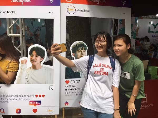 Các bạn trẻ thích thú chụp ảnh tại hội chợ sách.