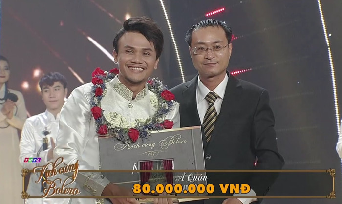 Ông Lê Nguyễn Đức Khôi - đại diện nhãn hàng Trà thanh nhiệt Dr Thanh trao giải Á Quân cho đạo diễn Vũ Trần Ông Lê Nguyễn Đức Khôi - đại diện nhãn hàng Trà thanh nhiệt Dr Thanh trao giải Á Quân cho đạo diễn Vũ Trần