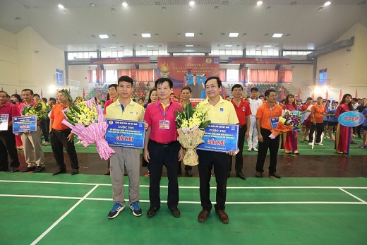 Ông Trần Ngọc Dũng, Phó Chủ tịch thường trực Công đoàn Dầu khí Việt Nam trao giải Nhì Cuộc thi Tìm hiểu hoạt động Công đoàn cho hai đơn vị: Công đoàn PVcomBank và Công đoàn PVCFC