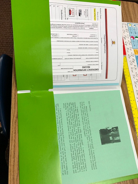 Các giấy tờ sẽ được để vào trong một tập tài liệu như thế này. Các giấy tờ sẽ được để vào trong một tập tài liệu như thế này.