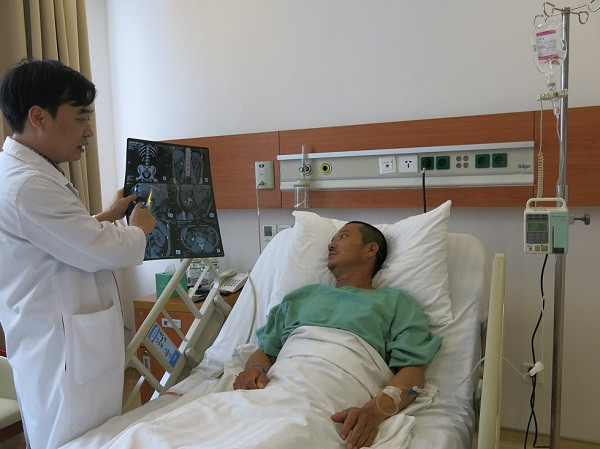 Anh Thủy được giải thích, tư vấn về phương pháp nội soi tán sỏi qua da dưới định vị siêu âm Anh Thủy được giải thích, tư vấn về phương pháp nội soi tán sỏi qua da dưới định vị siêu âm