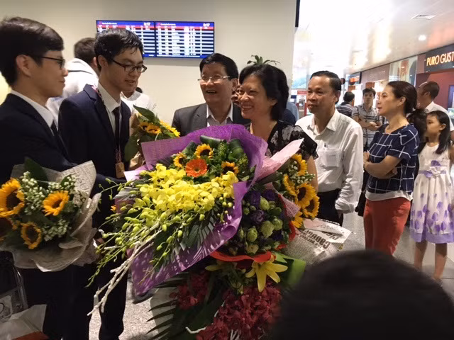 Mẹ chủ nhân Huy chương Olympic môn Sinh rơi nước mắt kể chuyện học của con ảnh 2