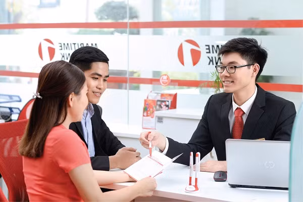 Xu hướng đầu tư phát triển cả mạng lưới giao dịch truyền thống lẫn hiện đại của các ngân hàng đang đưa dịch vụ tài chính đến gần với người tiêu dùng. Xu hướng đầu tư phát triển cả mạng lưới giao dịch truyền thống lẫn hiện đại của các ngân hàng đang đưa dịch vụ tài chính đến gần với người tiêu dùng.