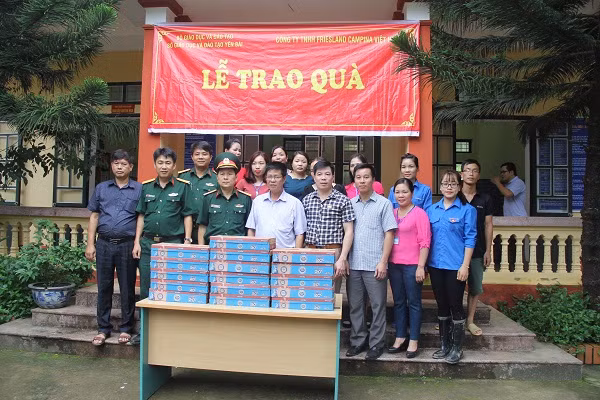 Vụ Giáo dục Quốc phòng trao tặng sữa đến các trường học trong vùng bị ảnh hưởng nặng bởi mưa lũ.