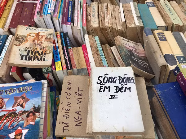 Nhiều gian hàng sách cũ với mức giảm giá hấp dẫn.