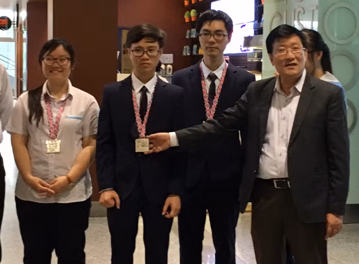 Dương Tiến Quang Huy (thứ hai từ trái qua) giành Huy chương Bạc trong kì thi Olympic Sinh học quốc tế 2017. (Ảnh: Vương Thủy)