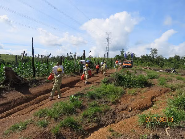 Chi đoàn Truyền tải điện Đắk Lắk phối hợp với Công đoàn Truyền tải điện Đắk Lắk đã tổ chức chương trình trao quà quyên góp ủng hộ cho học sinh và hộ dân của buôn H’Mông gần đường dây 500kV Pleiku 2-Cầu Bông.