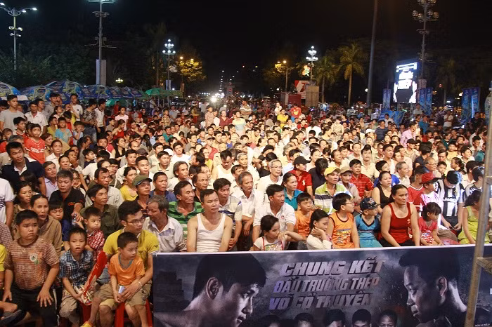 Hàng ngàn khán giả đứng chật kín quảng trường Phạm Văn Đồng để cổ vũ cho các võ sĩ thi đấu.