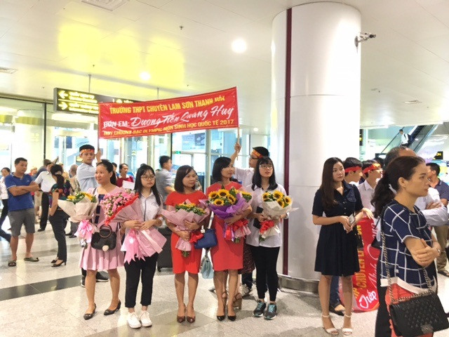 Hình ảnh các thầy cô, phụ huynh và bạn bè chờ đợi các chàng trai, cô gái vừa đạt những thành tích xuất sắc tại kỳ thi Olympic quốc tế Sinh học từ Vương quốc Anh trở về. Hình ảnh các thầy cô, phụ huynh và bạn bè chờ đợi các chàng trai, cô gái vừa đạt những thành tích xuất sắc tại kỳ thi Olympic quốc tế Sinh học từ Vương quốc Anh trở về.