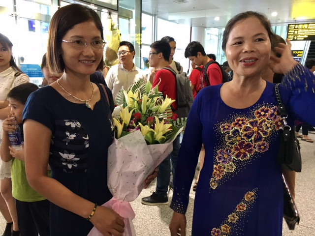 Mẹ của Lê Quang Tuấn - học sinh giành Huy chương Vàng Olympic Tin học 2017 (phải) và đại diện xã Minh Khai (Hoài Đức, Hà Nội) chờ đợi để chúc mừng thành tích của Tuấn. Được biết, lãnh đạo xã đã thưởng cho Tuấn 1 triệu đồng để khích lệ em. Mẹ của Lê Quang Tuấn - học sinh giành Huy chương Vàng Olympic Tin học 2017 (phải) và đại diện xã Minh Khai (Hoài Đức, Hà Nội) chờ đợi để chúc mừng thành tích của Tuấn. Được biết, lãnh đạo xã đã thưởng cho Tuấn 1 triệu đồng để khích lệ em.