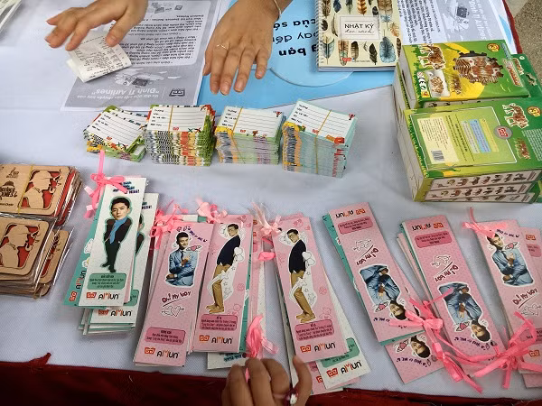 Những món quà dễ thương dành tặng độc giả mua sách.