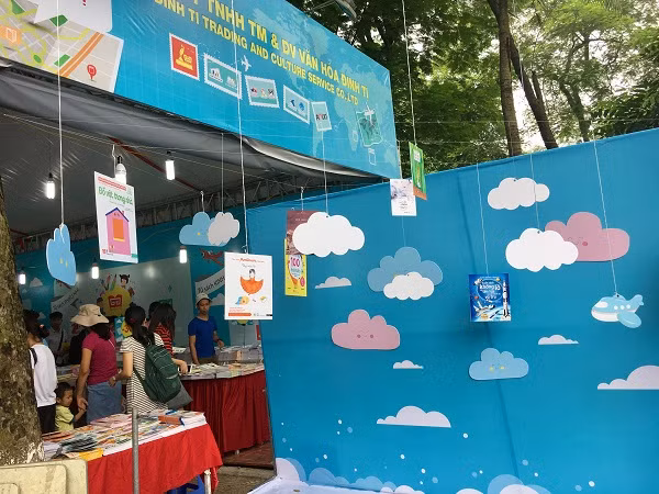 Trang trí sinh động là một cách thu hút giới trẻ và các bạn đọc nhỏ tuổi.