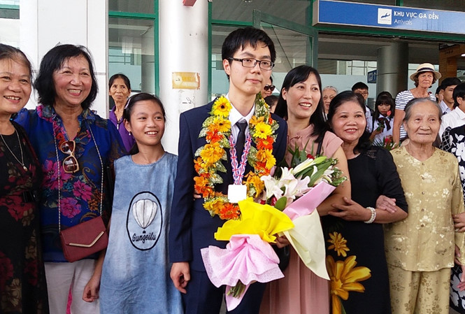 Trương Đông Hưng được người thân chào đón khi về đến sân bay Phú Bài (Huế). (Ảnh: Tiền Phong) Trương Đông Hưng được người thân chào đón khi về đến sân bay Phú Bài (Huế). (Ảnh: Tiền Phong)