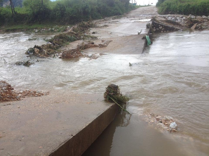 Cầu Xi Thể đường vào xã Thiện Kế sau trận mưa lớn dữ dội đêm qua đã bị vỡ (Nguồn ảnh: Người dân cung cấp)