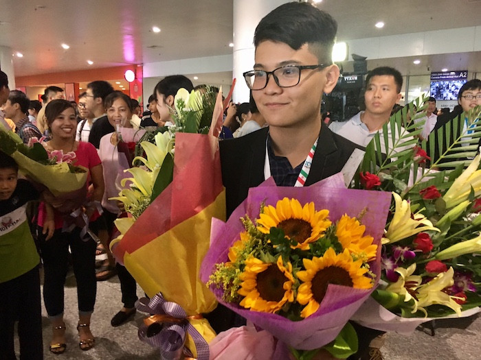 Huy chương Vàng Olympic Tin học quốc tế 2017 Lê Quang Tuấn được mọi người chào đón nồng nhiệt tại sân bay. Huy chương Vàng Olympic Tin học quốc tế 2017 Lê Quang Tuấn được mọi người chào đón nồng nhiệt tại sân bay.