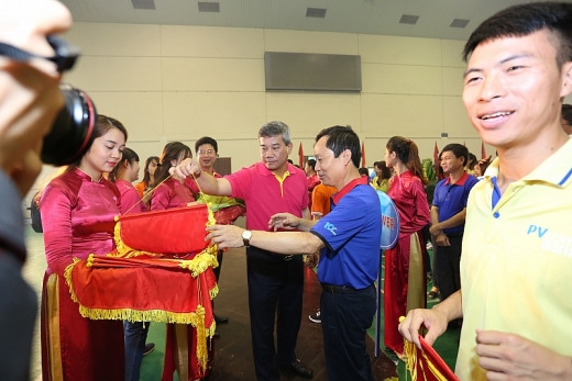 Các đại biểu trao cờ và hoa cho các đơn vị tham dự Đại hội thể thao ngành Dầu khí năm 2017