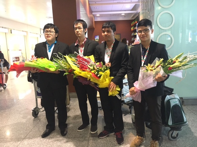 Các học sinh tham dự Olympic Tin học quốc tế 2017 vừa trở về nước sau cuộc thi tại Iran. Các học sinh tham dự Olympic Tin học quốc tế 2017 vừa trở về nước sau cuộc thi tại Iran.