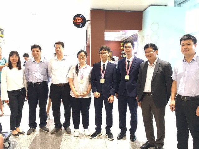 Ba thí sinh đoạt huy chương tại kỳ thi Olympic quốc tế Sinh học và các thầy cô trong đoàn. Ba thí sinh đoạt huy chương tại kỳ thi Olympic quốc tế Sinh học và các thầy cô trong đoàn.