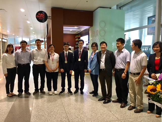 Tiến sĩ Sái Công Hồng - Phó Cục trưởng Cục Khảo thí và Kiểm định Chất lượng giáo dục (thứ ba từ phải qua) chúc mừng và biểu dương thành tích xuất sắc của đoàn. Tiến sĩ Sái Công Hồng - Phó Cục trưởng Cục Khảo thí và Kiểm định Chất lượng giáo dục (thứ ba từ phải qua) chúc mừng và biểu dương thành tích xuất sắc của đoàn.