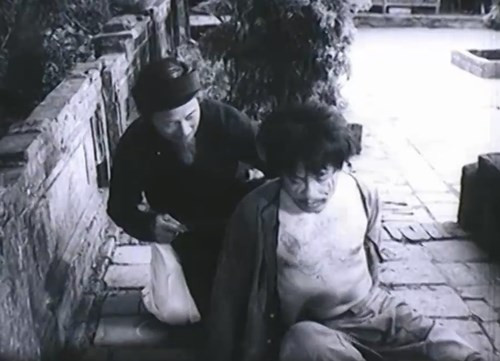 Hai nhân vật Bá Kiến và Chí Phèo trong tác phẩm điện ảnh "Làng Vũ Đại ngày ấy" của đạo diễn Phạm Văn Khoa. Ảnh: Internet. Hai nhân vật Bá Kiến và Chí Phèo trong tác phẩm điện ảnh "Làng Vũ Đại ngày ấy" của đạo diễn Phạm Văn Khoa. Ảnh: Internet.