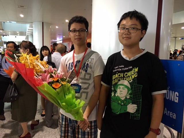 Các học sinh đến đón Huy chương Đồng Olympic Tin học quốc tế 2017 Phạm Cao Nguyên. Các học sinh đến đón Huy chương Đồng Olympic Tin học quốc tế 2017 Phạm Cao Nguyên.