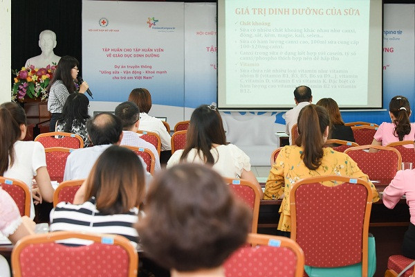 Trang bị kiến thức dinh dưỡng cho các tập huấn viên.