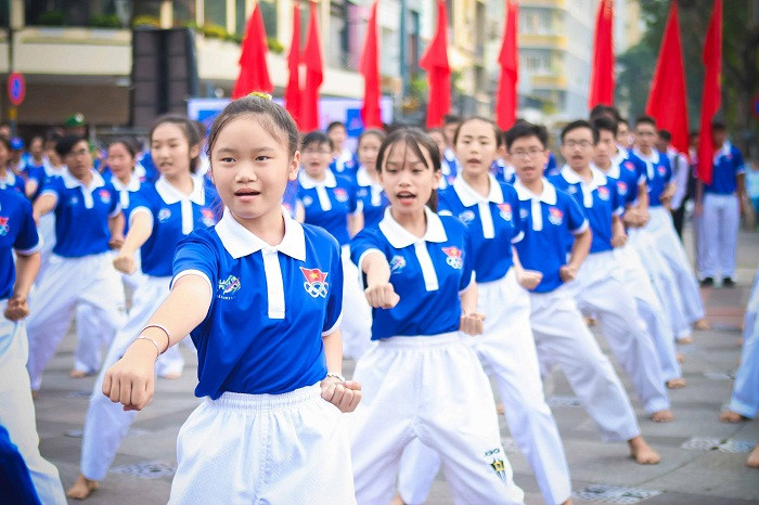 Màn biểu diễn võ thuật của các em thiếu nhi. Màn biểu diễn võ thuật của các em thiếu nhi.