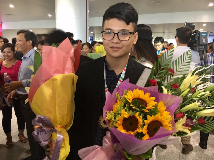 Nam sinh trường chuyên Sư phạm Lê Quang Tuấn cho biết năm nay em đi thi với tâm lý thoải mái hơn, học ít và chơi nhiều hơn năm ngoái. Năm ngoái, em giành được Huy chương Đồng và nay đã thành công khi đổi màu huy chương. Nam sinh trường chuyên Sư phạm Lê Quang Tuấn cho biết năm nay em đi thi với tâm lý thoải mái hơn, học ít và chơi nhiều hơn năm ngoái. Năm ngoái, em giành được Huy chương Đồng và nay đã thành công khi đổi màu huy chương.