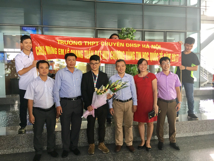 Em Lê Quang Tuấn cùng các thầy cô giáo. (Ảnh: Vương Thủy) Em Lê Quang Tuấn cùng các thầy cô giáo. (Ảnh: Vương Thủy)