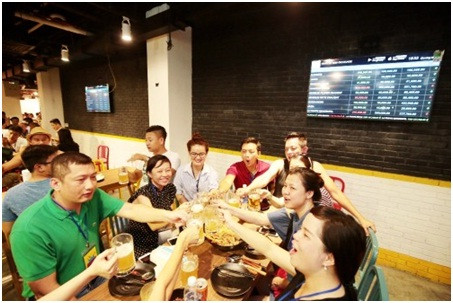 Dân sành bia không thể bỏ qua Nhậu Zô - “sàn bia chứng khoán” đầu tiên tại Đà Nẵng. Dân sành bia không thể bỏ qua Nhậu Zô - “sàn bia chứng khoán” đầu tiên tại Đà Nẵng.