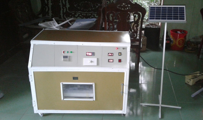 Lò áp trứng bằng năng lượng mặt trời do em Nguyễn Thanh Long sáng chế. ảnh: HTP.