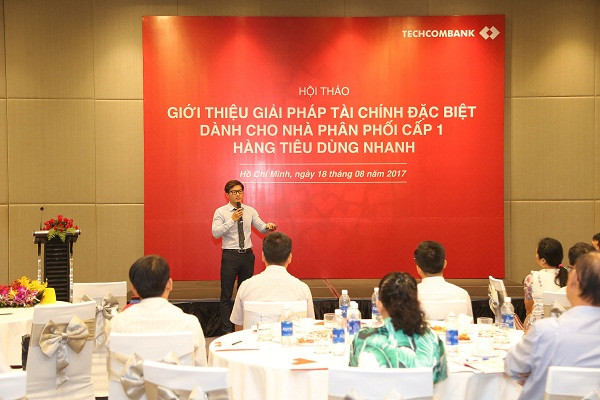 Anh Vũ Đức Thắng - Giám đốc Am hiểu khách hàng ngành hàng tiêu dùng nhanh, chia sẻ về giải pháp tài chính. Anh Vũ Đức Thắng - Giám đốc Am hiểu khách hàng ngành hàng tiêu dùng nhanh, chia sẻ về giải pháp tài chính.