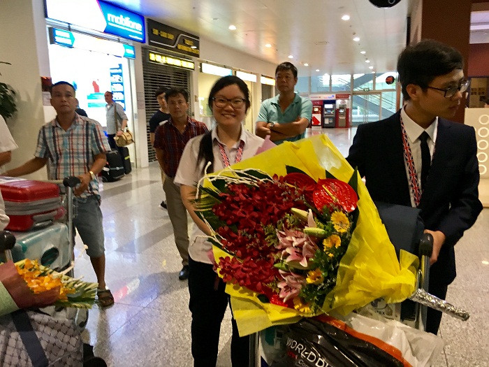 Em Nguyễn Phương Thảo (học sinh lớp 11, Trường Trung học phổ thông chuyên Khoa học Tự nhiên, Đại học Quốc gia Hà Nội) là thí sinh nữ duy nhất giành được huy chương trong cuộc thi vừa qua. Thảo chia sẻ, em rất nhớ những giờ phút được giao lưu với các bạn nước ngoài bởi em đã có thể vượt qua sự rụt rè để thoải mái trò chuyện với các bạn bằng tiếng Anh. Em Nguyễn Phương Thảo (học sinh lớp 11, Trường Trung học phổ thông chuyên Khoa học Tự nhiên, Đại học Quốc gia Hà Nội) là thí sinh nữ duy nhất giành được huy chương trong cuộc thi vừa qua. Thảo chia sẻ, em rất nhớ những giờ phút được giao lưu với các bạn nước ngoài bởi em đã có thể vượt qua sự rụt rè để thoải mái trò chuyện với các bạn bằng tiếng Anh.