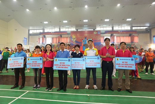 Bà Nghiêm Thùy Lan, Chủ tịch Công đoàn Dầu khí Việt Nam và ông Nguyễn Mạnh Kha, Phó Chủ tịch Công đoàn Dầu khí Việt Nam trao quà hỗ trợ người lao động khó khăn cho Công đoàn các đơn vị: PV TEX, PVC, PVD, PVOIL, PV SHIPYARD, BSR-BF