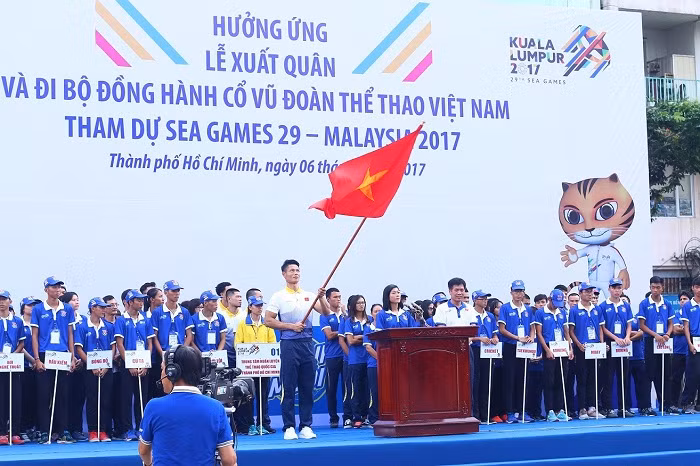 Vận động viên điền kinh quốc gia Lê Tú Chinh thực hiện nghi thức tuyên thệ trong Chương trình hưởng ứng lễ xuất quân và đi bộ đồng hành cổ vũ Đoàn Thể thao Việt Nam Vận động viên điền kinh quốc gia Lê Tú Chinh thực hiện nghi thức tuyên thệ trong Chương trình hưởng ứng lễ xuất quân và đi bộ đồng hành cổ vũ Đoàn Thể thao Việt Nam
