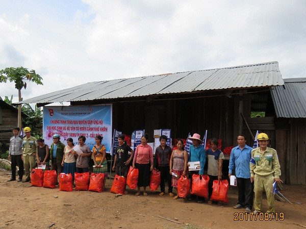 Chi đoàn Truyền tải điện ĐăkLăk trao quà cho các gia đình có hoàn cảnh khó khăn.