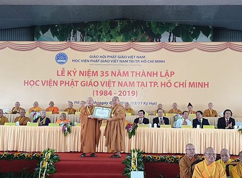Hòa thượng Chủ tịch Hội đồng trị sự (trái) trao bằng tuyên dương công đức cho lãnh đạo Học viện (ảnh: P.L) Hòa thượng Chủ tịch Hội đồng trị sự (trái) trao bằng tuyên dương công đức cho lãnh đạo Học viện (ảnh: P.L)