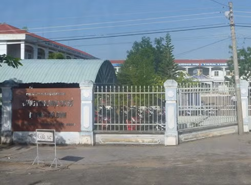 Trường trung học cơ sở thị trấn Thới Bình, huyện Thới Bình, tỉnh Cà Mau (ảnh: Báo Giao thông) Trường trung học cơ sở thị trấn Thới Bình, huyện Thới Bình, tỉnh Cà Mau (ảnh: Báo Giao thông)