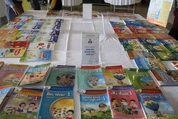 Việc nhận tiền hàng tháng như vậy liệu việc lựa chọn sử dụng sách giáo khoa có còn khách quan? (ảnh: Vietnamnet)