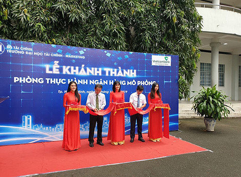 Khánh thành phòng thực hành ngân hàng mô phỏng tại Trường Đại học Tài chính - Marketing (ảnh: P.L) Khánh thành phòng thực hành ngân hàng mô phỏng tại Trường Đại học Tài chính - Marketing (ảnh: P.L)