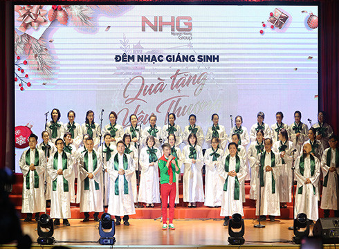 Ca sĩ Đàm Vĩnh Hưng, một phụ huynh tại trường thuộc hệ thống NHG biểu diễn trong đêm nhạc (ảnh: NHG) Ca sĩ Đàm Vĩnh Hưng, một phụ huynh tại trường thuộc hệ thống NHG biểu diễn trong đêm nhạc (ảnh: NHG)