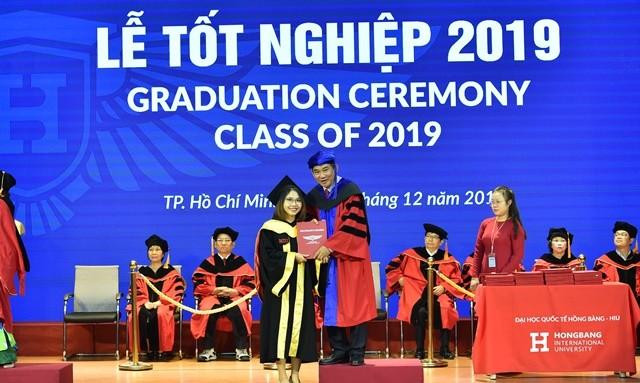 Phó Giáo sư Hồ Thanh Phong - Hiệu trưởng trao bằng tốt nghiệp cho các tân cử nhân (ảnh: HIU) Phó Giáo sư Hồ Thanh Phong - Hiệu trưởng trao bằng tốt nghiệp cho các tân cử nhân (ảnh: HIU)