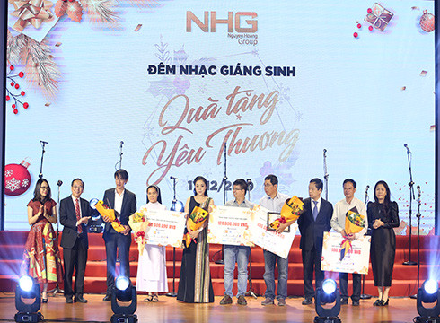 Đại diện NHG trao tặng hơn 600 triệu đồng từ thiện cho các tổ chức (ảnh: NHG) Đại diện NHG trao tặng hơn 600 triệu đồng từ thiện cho các tổ chức (ảnh: NHG)