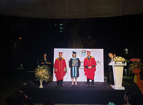 Trao bằng tốt nghiệp cho các sinh viên học chương trình Vatel của Trường Đại học Hoa Sen (ảnh: P.L) Trao bằng tốt nghiệp cho các sinh viên học chương trình Vatel của Trường Đại học Hoa Sen (ảnh: P.L)